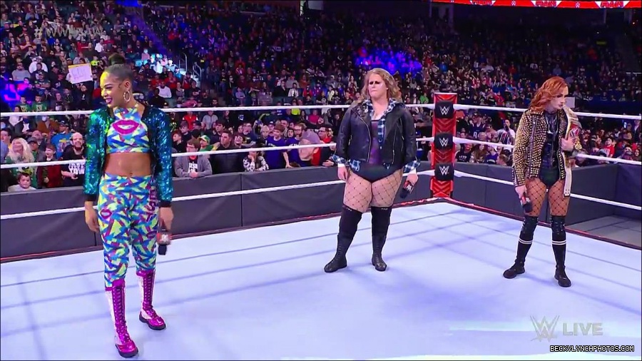 WWE_RAW_17th_Jan_2022_720p_WEBRip_h264-TJ_mp4_000584517.jpg