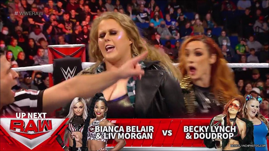 WWE_RAW_17th_Jan_2022_720p_WEBRip_h264-TJ_mp4_000649915.jpg