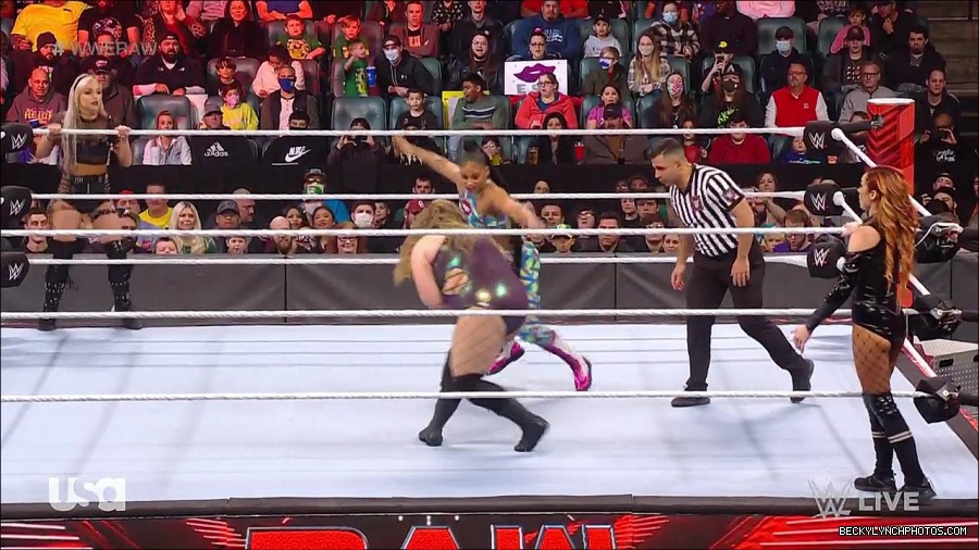 WWE_RAW_17th_Jan_2022_720p_WEBRip_h264-TJ_mp4_000677547.jpg