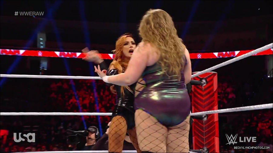 WWE_RAW_17th_Jan_2022_720p_WEBRip_h264-TJ_mp4_000718789.jpg