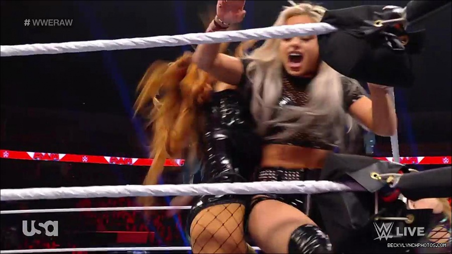WWE_RAW_17th_Jan_2022_720p_WEBRip_h264-TJ_mp4_000752022.jpg