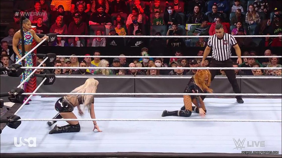 WWE_RAW_17th_Jan_2022_720p_WEBRip_h264-TJ_mp4_000758428.jpg