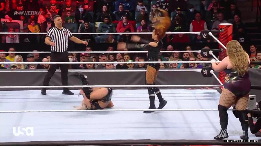 WWE_RAW_17th_Jan_2022_720p_WEBRip_h264-TJ_mp4_000763633.jpg