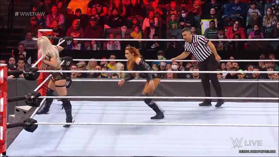 WWE_RAW_17th_Jan_2022_720p_WEBRip_h264-TJ_mp4_000791661.jpg