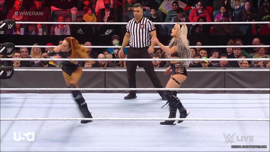 WWE_RAW_17th_Jan_2022_720p_WEBRip_h264-TJ_mp4_000799669.jpg