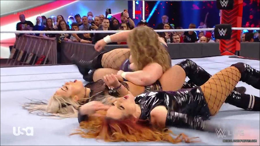 WWE_RAW_17th_Jan_2022_720p_WEBRip_h264-TJ_mp4_000812482.jpg