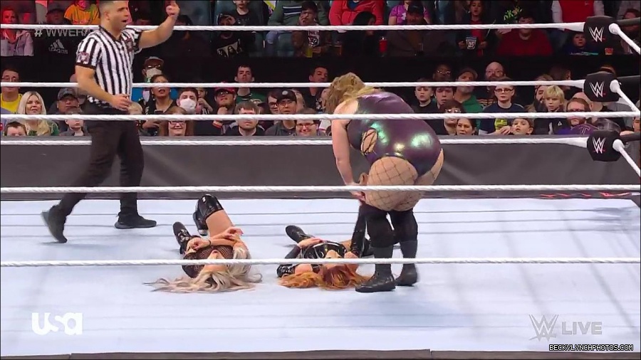 WWE_RAW_17th_Jan_2022_720p_WEBRip_h264-TJ_mp4_000816887.jpg