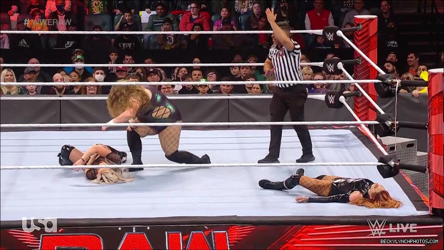 WWE_RAW_17th_Jan_2022_720p_WEBRip_h264-TJ_mp4_000825695.jpg