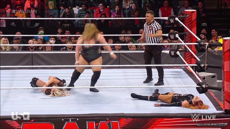 WWE_RAW_17th_Jan_2022_720p_WEBRip_h264-TJ_mp4_000826096.jpg