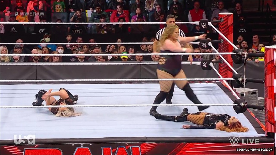 WWE_RAW_17th_Jan_2022_720p_WEBRip_h264-TJ_mp4_000826897.jpg