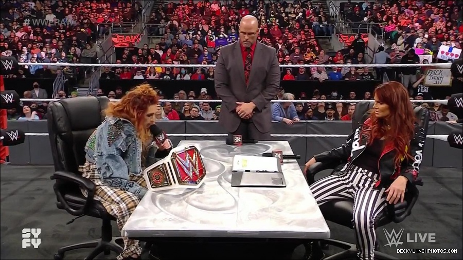 WWE_Monday_Night_Raw_2022_02_14_720p_HDTV_x264-NWCHD_mp4_003472235.jpg