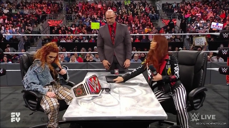 WWE_Monday_Night_Raw_2022_02_14_720p_HDTV_x264-NWCHD_mp4_003608838.jpg
