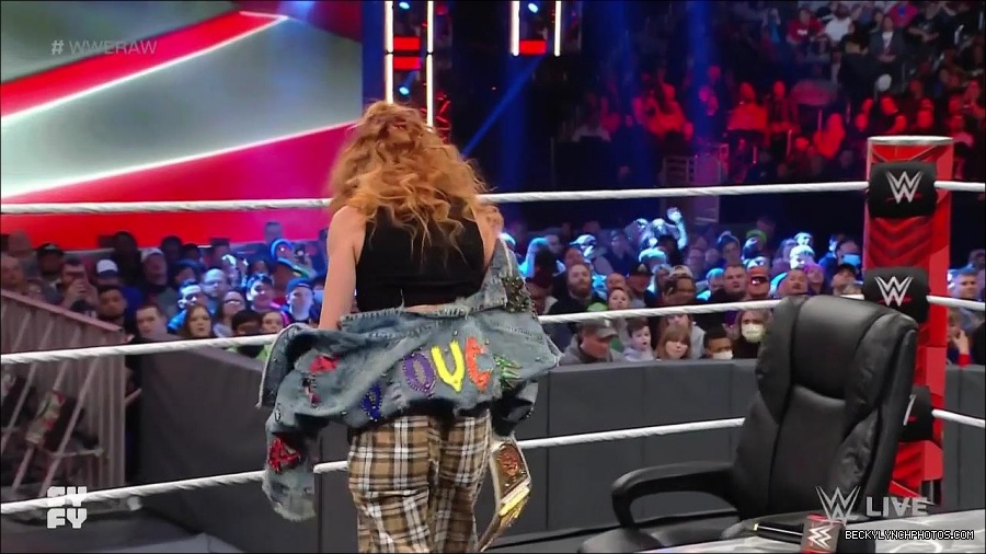 WWE_Monday_Night_Raw_2022_02_14_720p_HDTV_x264-NWCHD_mp4_003702532.jpg