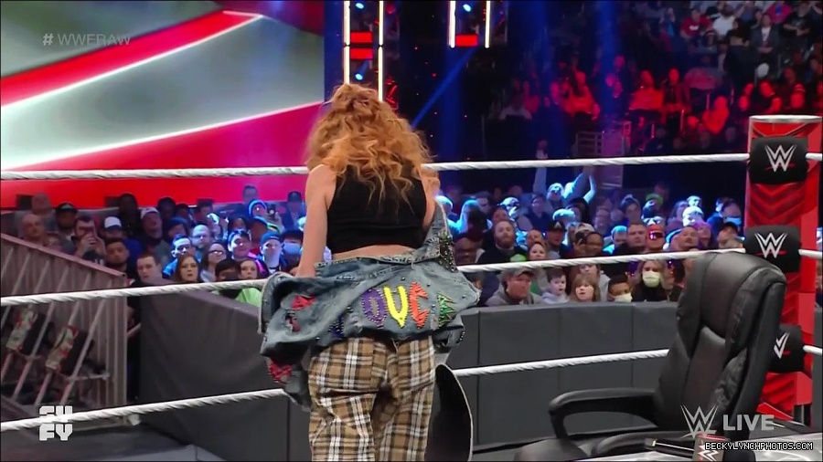 WWE_Monday_Night_Raw_2022_02_14_720p_HDTV_x264-NWCHD_mp4_003702932.jpg