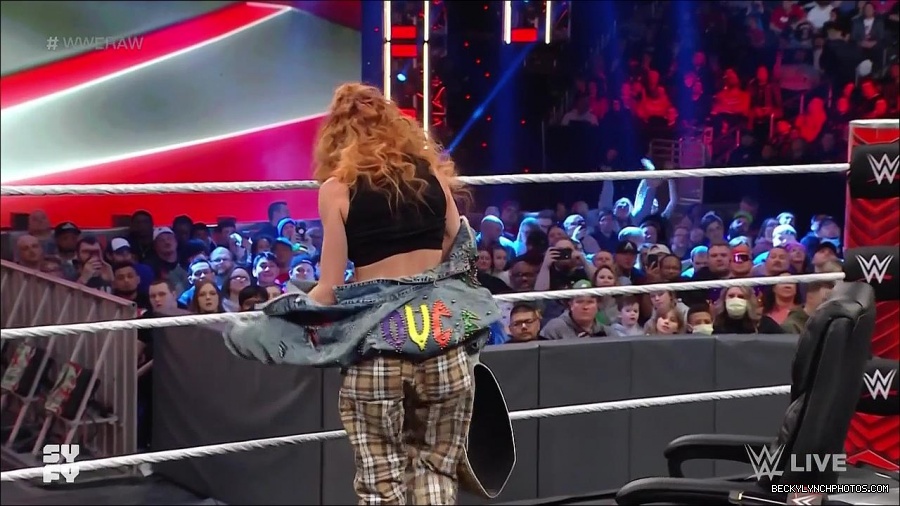 WWE_Monday_Night_Raw_2022_02_14_720p_HDTV_x264-NWCHD_mp4_003703733.jpg