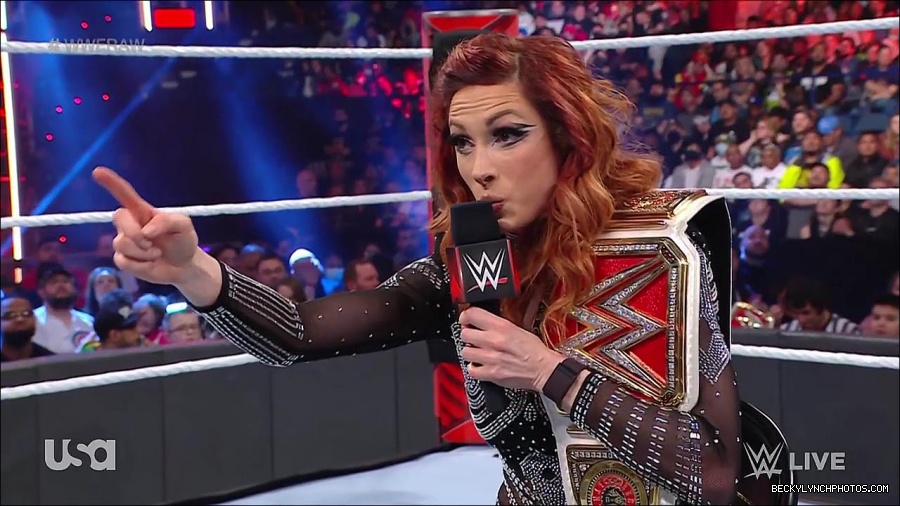WWE_RAW_21st_March_2022_720p_WEBRip_h264-TJ_mp4_004128752.jpg