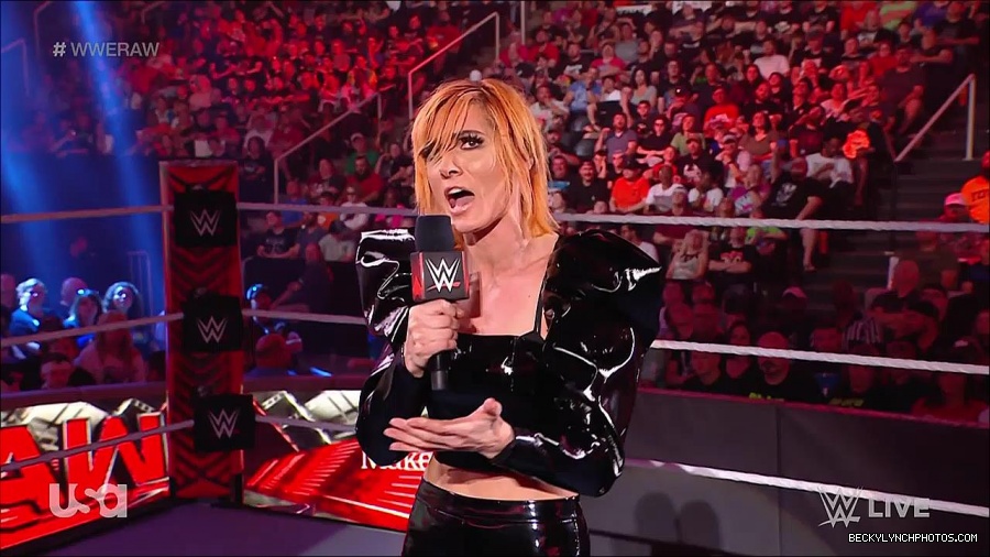 WWE_RAW_25th_April_2022_720p_WEBRip_h264-TJ_mp4_003692154.jpg
