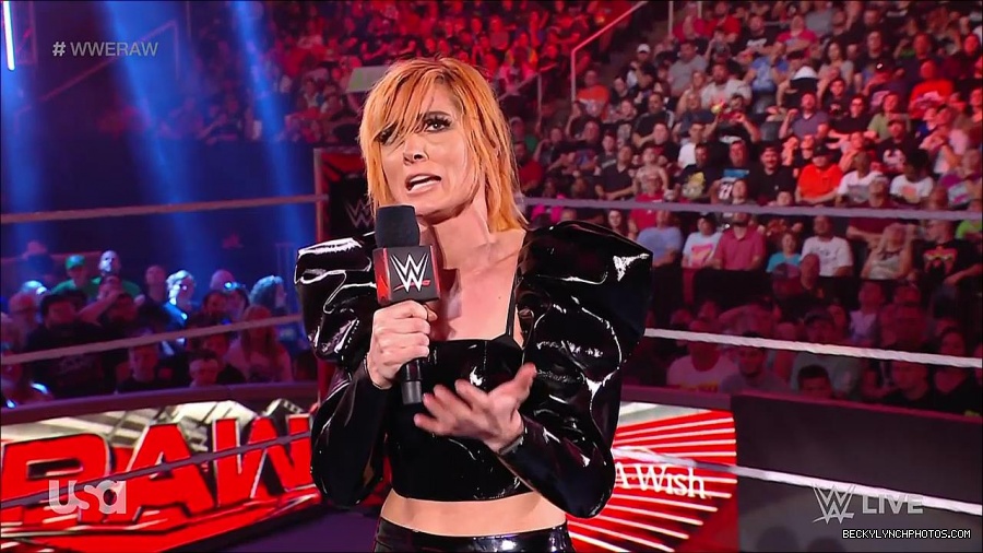 WWE_RAW_25th_April_2022_720p_WEBRip_h264-TJ_mp4_003694557.jpg
