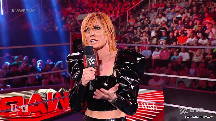 WWE_RAW_25th_April_2022_720p_WEBRip_h264-TJ_mp4_003694957.jpg