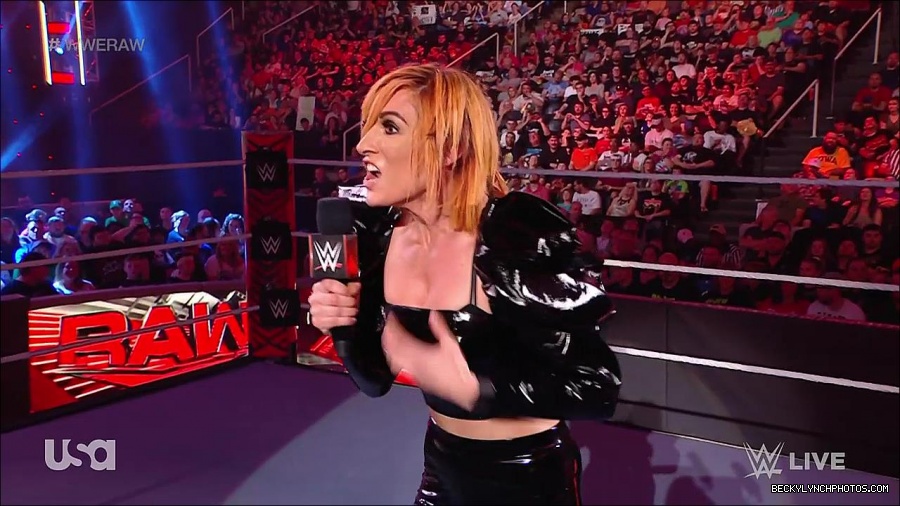WWE_RAW_25th_April_2022_720p_WEBRip_h264-TJ_mp4_003762625.jpg
