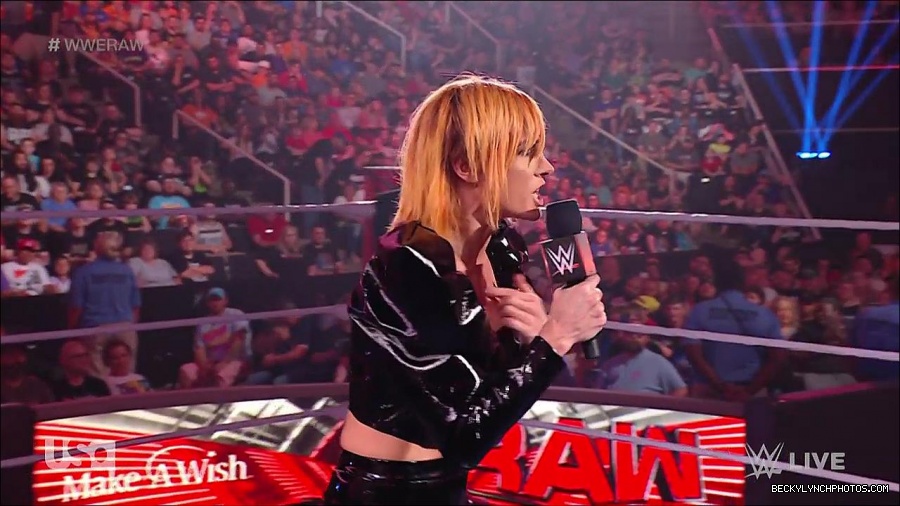 WWE_RAW_25th_April_2022_720p_WEBRip_h264-TJ_mp4_003765828.jpg