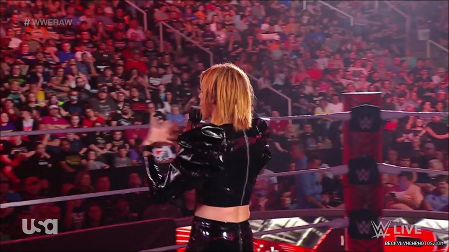 WWE_RAW_25th_April_2022_720p_WEBRip_h264-TJ_mp4_003788651.jpg