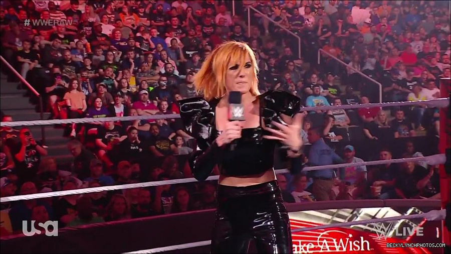 WWE_RAW_25th_April_2022_720p_WEBRip_h264-TJ_mp4_003789852.jpg