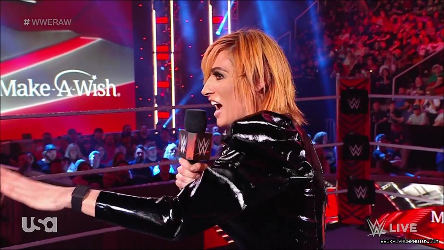 WWE_RAW_25th_April_2022_720p_WEBRip_h264-TJ_mp4_003816679.jpg