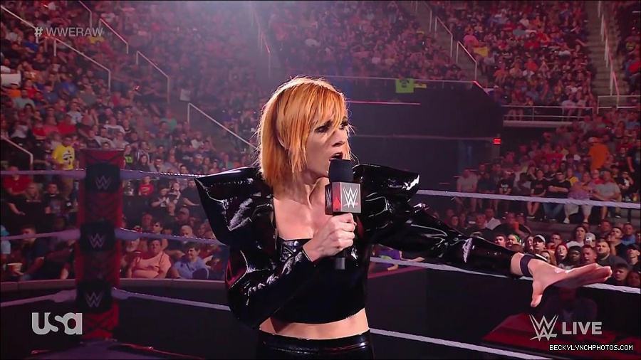 WWE_RAW_25th_April_2022_720p_WEBRip_h264-TJ_mp4_003819081.jpg