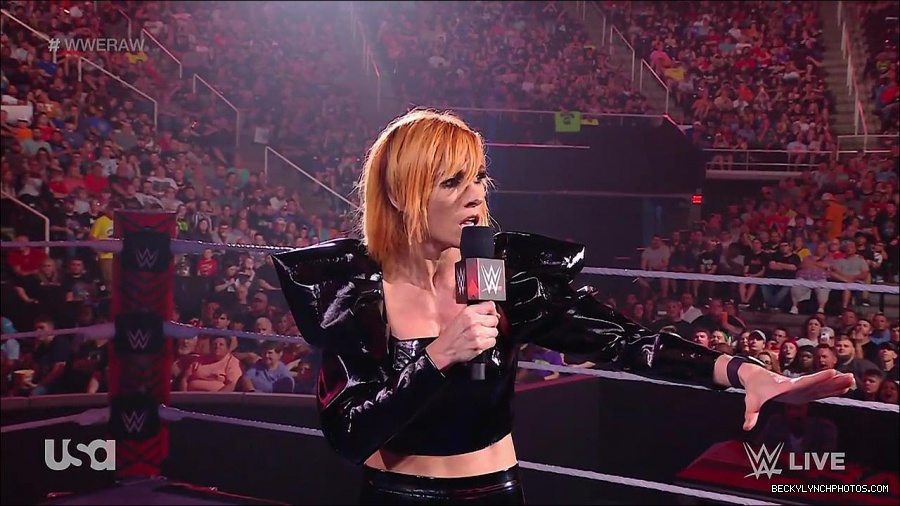 WWE_RAW_25th_April_2022_720p_WEBRip_h264-TJ_mp4_003819481.jpg