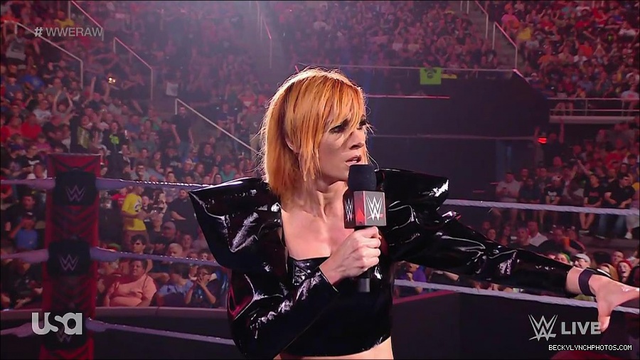 WWE_RAW_25th_April_2022_720p_WEBRip_h264-TJ_mp4_003821884.jpg