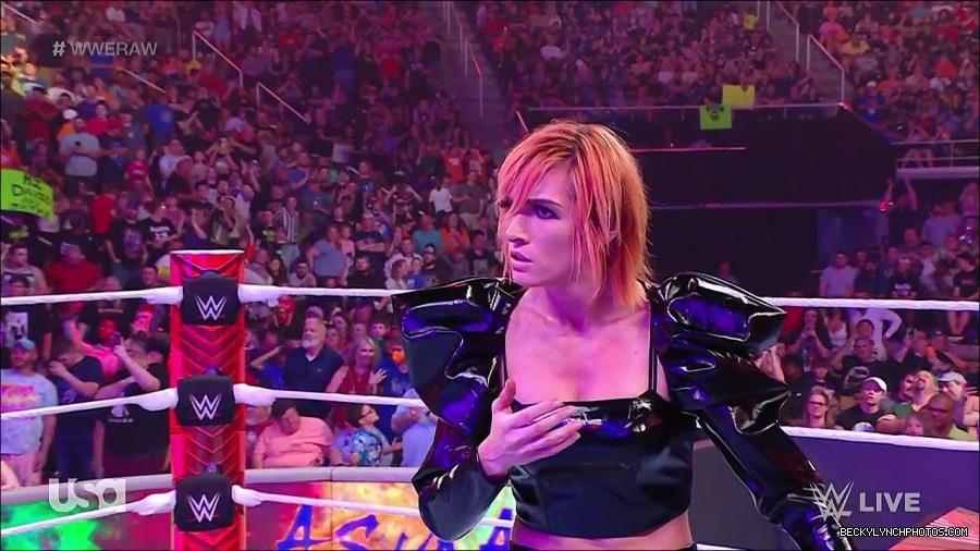 WWE_RAW_25th_April_2022_720p_WEBRip_h264-TJ_mp4_003839902.jpg