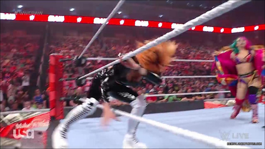 WWE_RAW_25th_April_2022_720p_WEBRip_h264-TJ_mp4_003955351.jpg