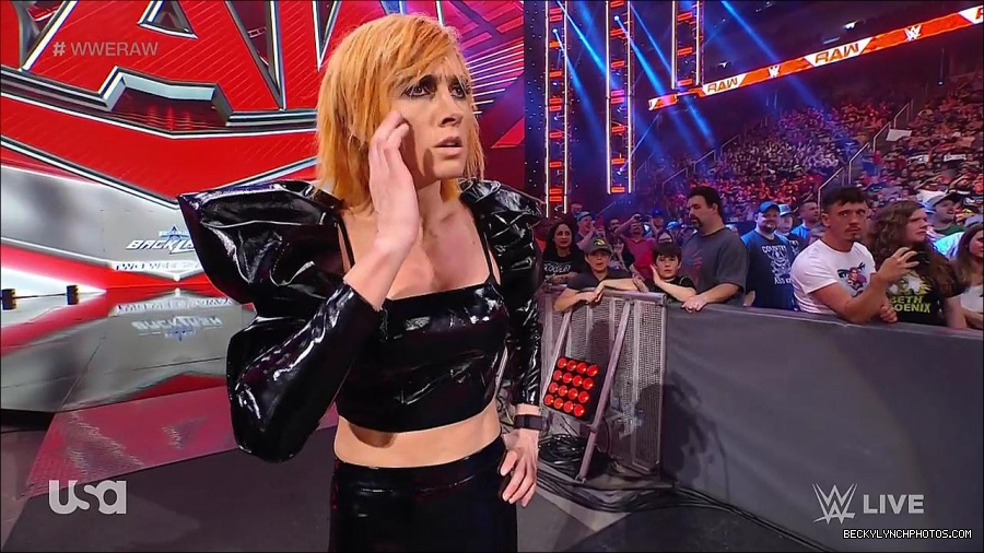 WWE_RAW_25th_April_2022_720p_WEBRip_h264-TJ_mp4_003962958.jpg