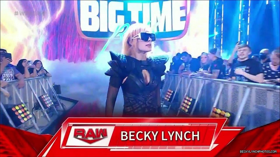 WWE_Monday_Night_Raw_2022_05_02_720p_HDTV_x264-NWCHD_mp4_006307942.jpg