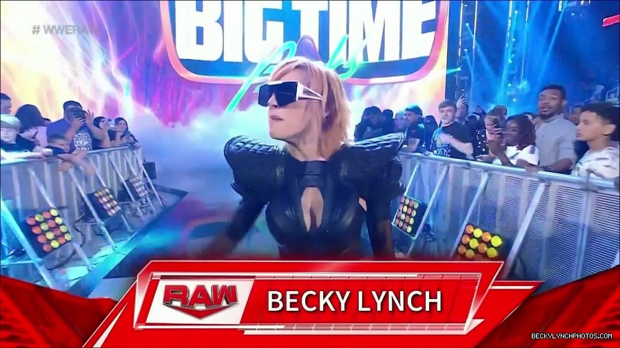 WWE_Monday_Night_Raw_2022_05_02_720p_HDTV_x264-NWCHD_mp4_006309143.jpg