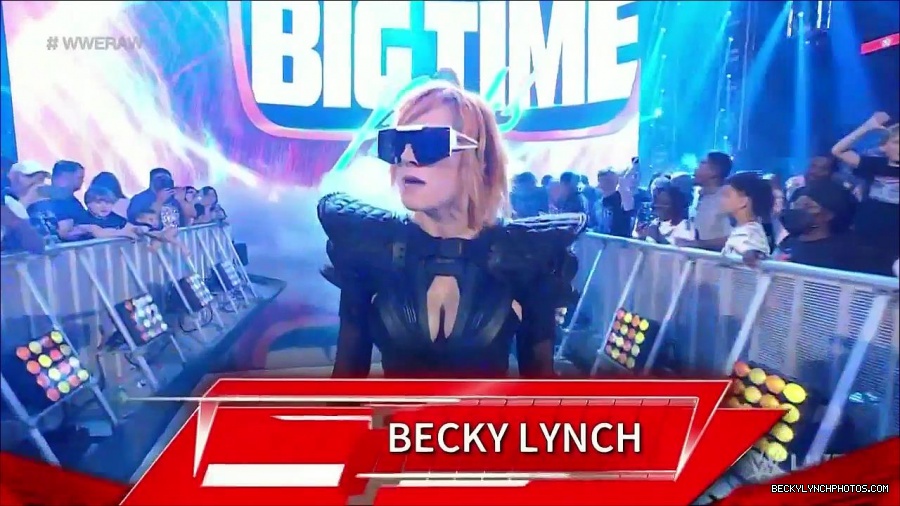 WWE_Monday_Night_Raw_2022_05_02_720p_HDTV_x264-NWCHD_mp4_006309944.jpg