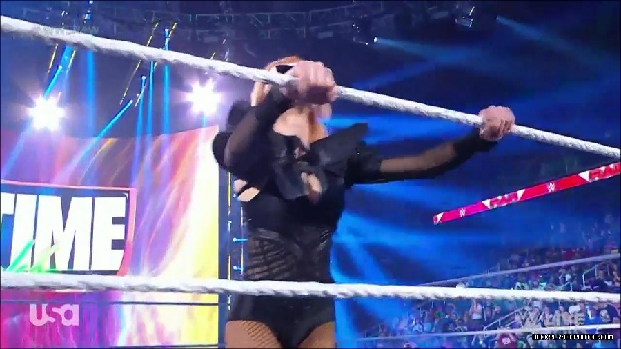 WWE_Monday_Night_Raw_2022_05_02_720p_HDTV_x264-NWCHD_mp4_006338372.jpg