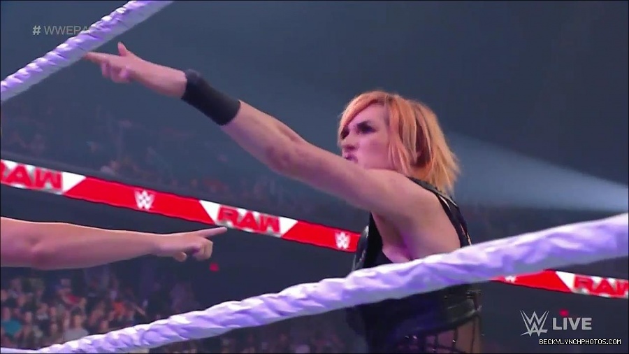 WWE_Monday_Night_Raw_2022_05_02_720p_HDTV_x264-NWCHD_mp4_006701068.jpg