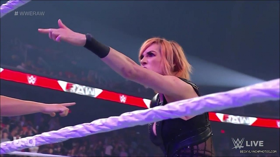 WWE_Monday_Night_Raw_2022_05_02_720p_HDTV_x264-NWCHD_mp4_006701468.jpg
