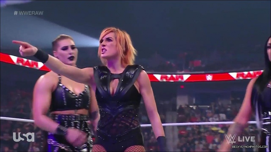 WWE_Monday_Night_Raw_2022_05_02_720p_HDTV_x264-NWCHD_mp4_006705873.jpg