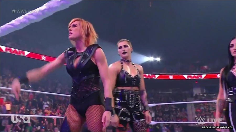 WWE_Monday_Night_Raw_2022_05_02_720p_HDTV_x264-NWCHD_mp4_006712680.jpg