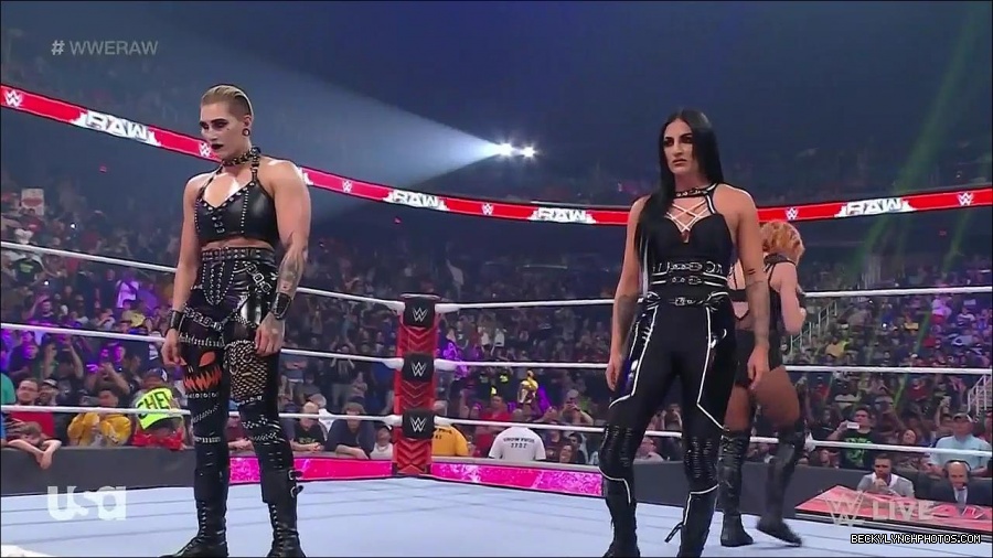 WWE_Monday_Night_Raw_2022_05_02_720p_HDTV_x264-NWCHD_mp4_006746714.jpg