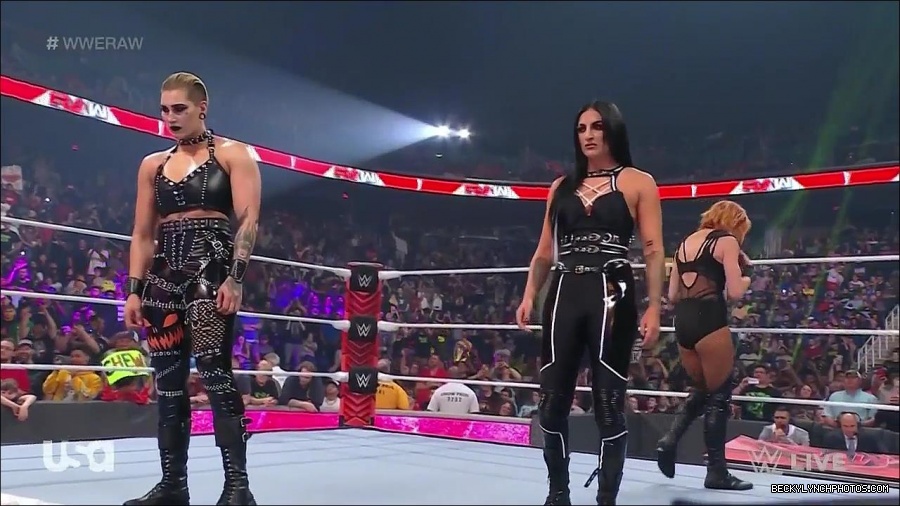 WWE_Monday_Night_Raw_2022_05_02_720p_HDTV_x264-NWCHD_mp4_006747114.jpg