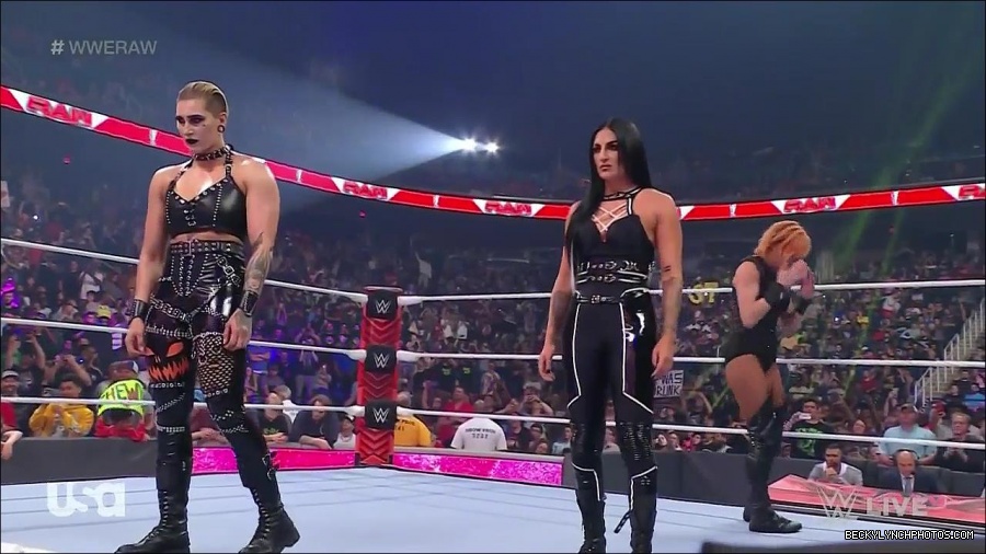 WWE_Monday_Night_Raw_2022_05_02_720p_HDTV_x264-NWCHD_mp4_006747514.jpg