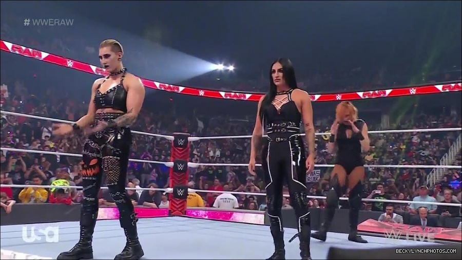WWE_Monday_Night_Raw_2022_05_02_720p_HDTV_x264-NWCHD_mp4_006747915.jpg