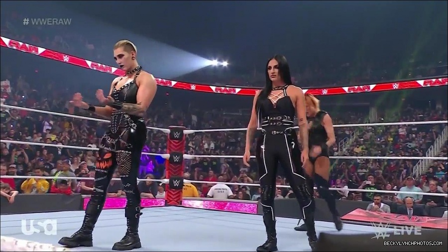 WWE_Monday_Night_Raw_2022_05_02_720p_HDTV_x264-NWCHD_mp4_006748315.jpg