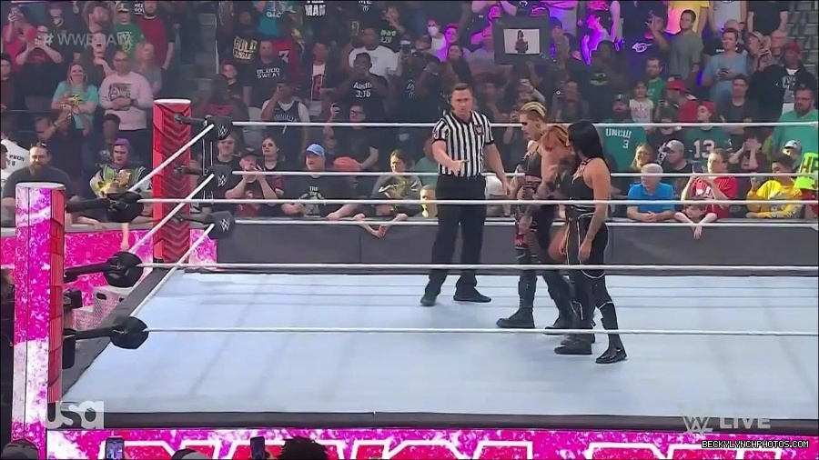 WWE_Monday_Night_Raw_2022_05_02_720p_HDTV_x264-NWCHD_mp4_006750317.jpg