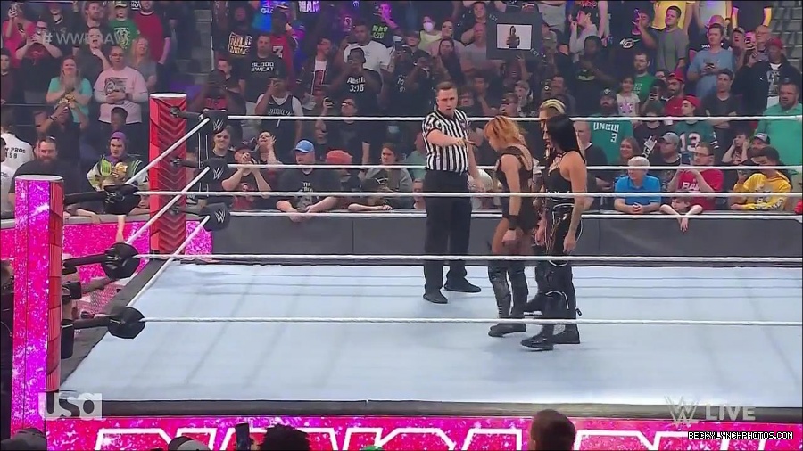 WWE_Monday_Night_Raw_2022_05_02_720p_HDTV_x264-NWCHD_mp4_006751118.jpg