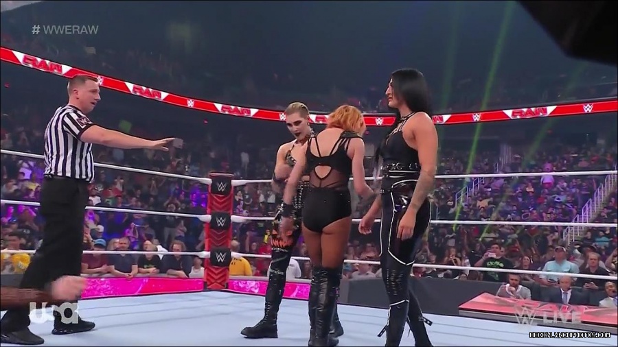 WWE_Monday_Night_Raw_2022_05_02_720p_HDTV_x264-NWCHD_mp4_006752720.jpg